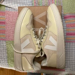 Veja Women’s size 41 sneakers V90